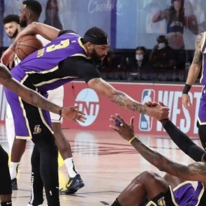  湖人险胜掘金，詹姆斯准三双救主  