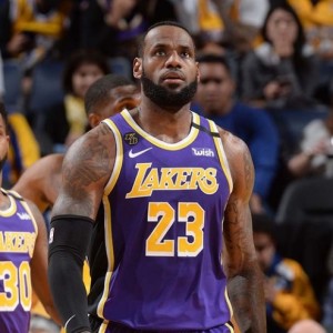  詹姆斯准三双 湖人险胜勇士  