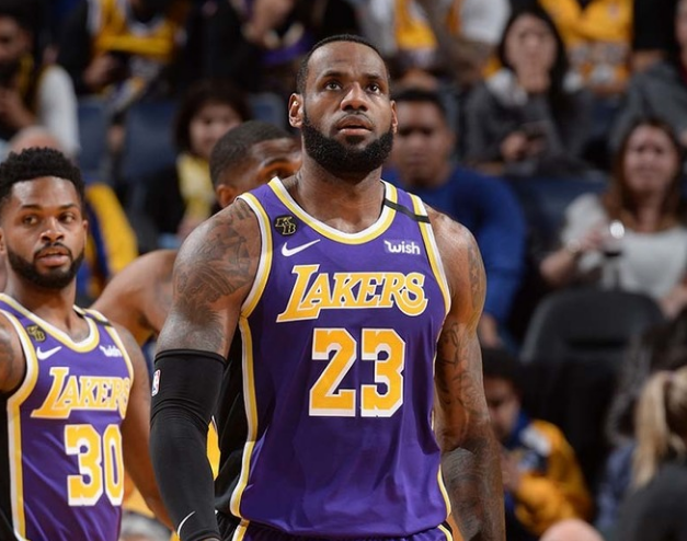  詹姆斯准三双 湖人险胜勇士  