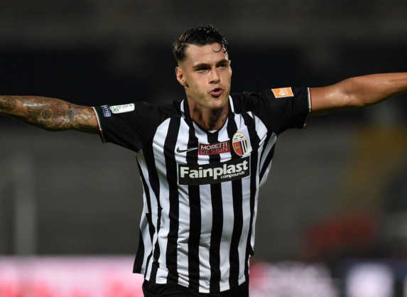  萨索洛青春风暴席卷赛场，四球横扫传统豪门制造冷门